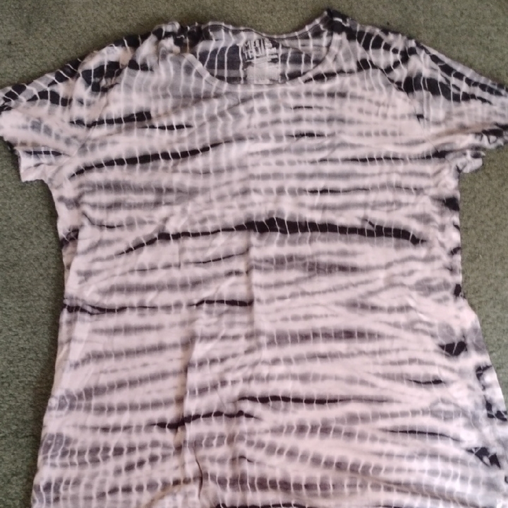 Time and Tru Black and White Short Sleeve Tee